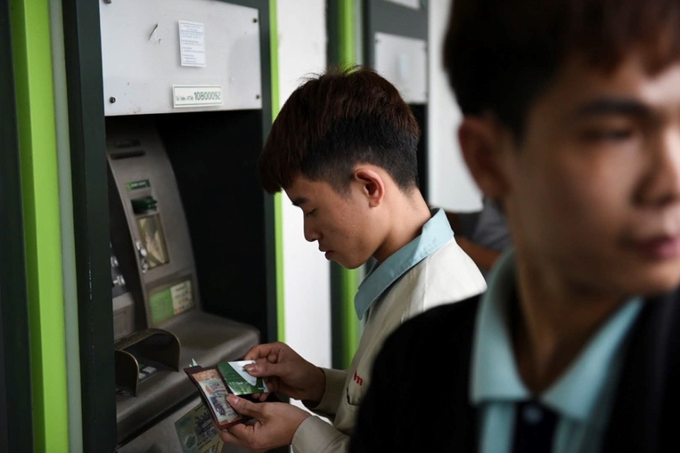 Hà Nội: Công nhân vất vả xếp hàng chờ rút tiền ở cây ATM - 8