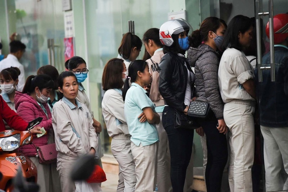 Hà Nội: Công nhân vất vả xếp hàng chờ rút tiền ở cây ATM - 10