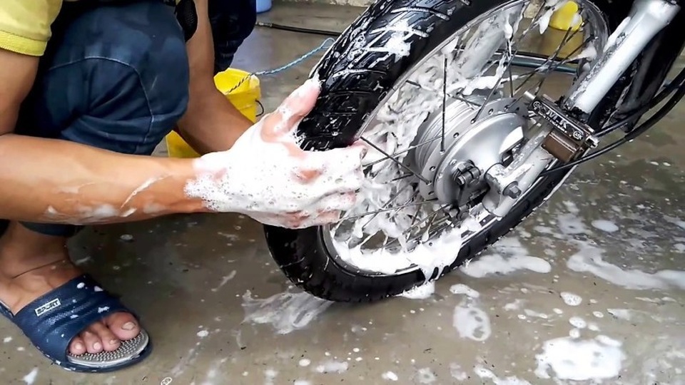 Tiệm rửa xe “hốt bạc dịp cận Tết, mỗi ngày “bỏ túi” 5 triệu đồng - 2 Tiệm rửa xe “hốt bạc dịp cận Tết, mỗi ngày “bỏ túi” 5 triệu đồng - 2