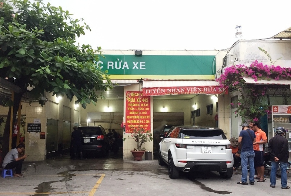 Tiệm rửa xe “hốt bạc dịp cận Tết, mỗi ngày “bỏ túi” 5 triệu đồng - 4 Tiệm rửa xe “hốt bạc dịp cận Tết, mỗi ngày “bỏ túi” 5 triệu đồng - 4