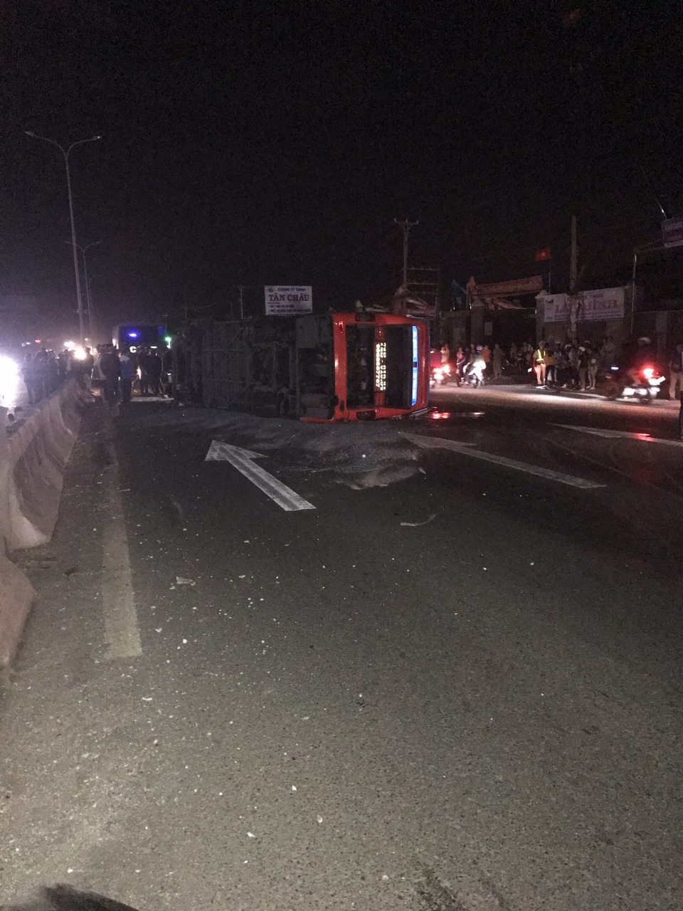 Hơn 30 hành khách kêu cứu trong xe khách ngày cuối năm - 3 Hơn 30 hành khách kêu cứu trong xe khách ngày cuối năm - 3