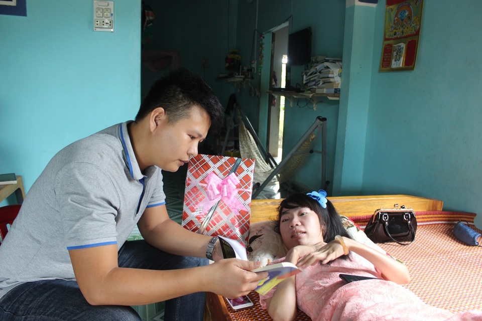 Bị bại liệt, cô gái trẻ vẫn cho ra đời 3 tập thơ được nhiều người đón đọc - 1 Bị bại liệt, cô gái trẻ vẫn cho ra đời 3 tập thơ được nhiều người đón đọc - 1