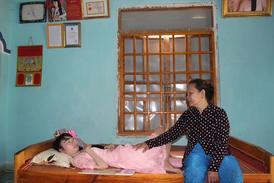 Bị bại liệt, cô gái trẻ vẫn cho ra đời 3 tập thơ được nhiều người đón đọc - 2 Bị bại liệt, cô gái trẻ vẫn cho ra đời 3 tập thơ được nhiều người đón đọc - 2