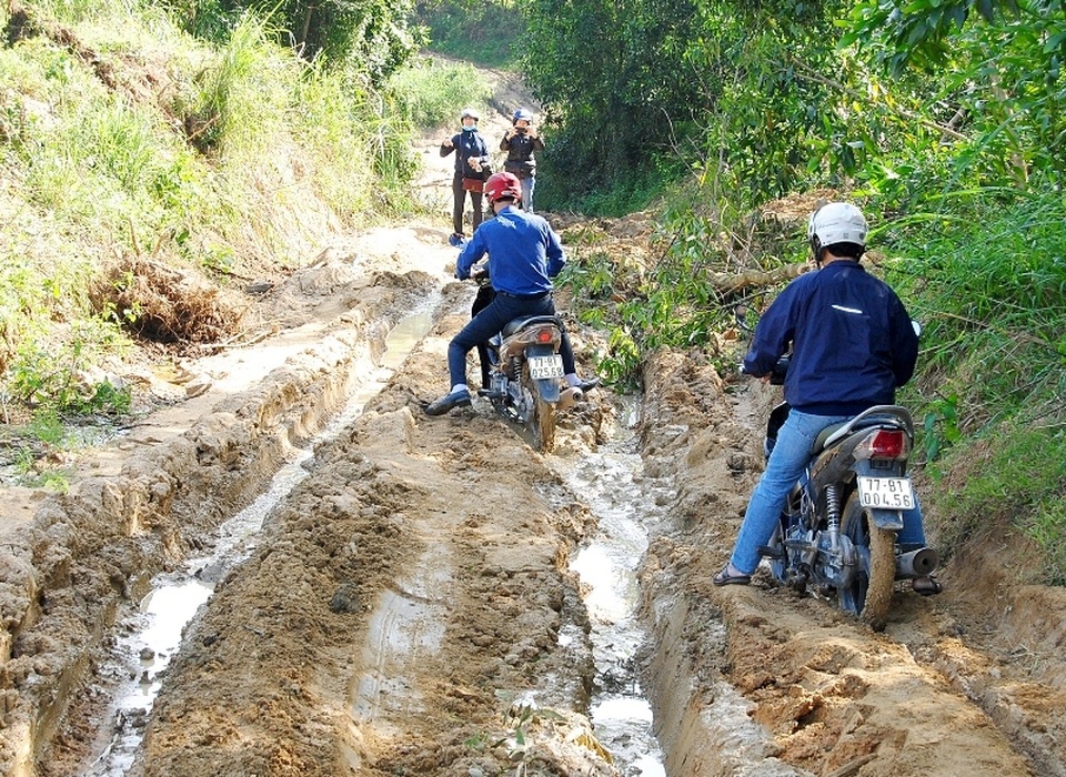 Thầy cô băng rừng, lội suối nỗ lực gieo chữ cho học sinh nghèo - 1 Thầy cô băng rừng, lội suối nỗ lực gieo chữ cho học sinh nghèo - 1