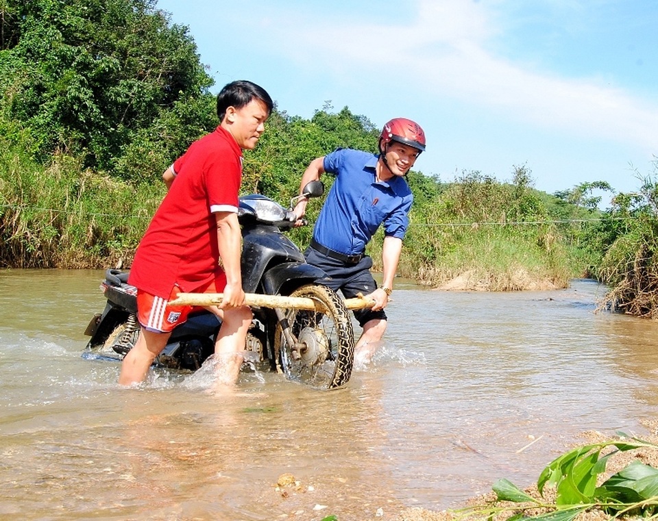 Thầy cô băng rừng, lội suối nỗ lực gieo chữ cho học sinh nghèo - 2 Thầy cô băng rừng, lội suối nỗ lực gieo chữ cho học sinh nghèo - 2