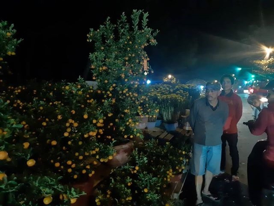 Xe ôm, người bán hoa bươn bải, mải miết ngày cận Tết - 1 Xe ôm, người bán hoa bươn bải, mải miết ngày cận Tết - 1