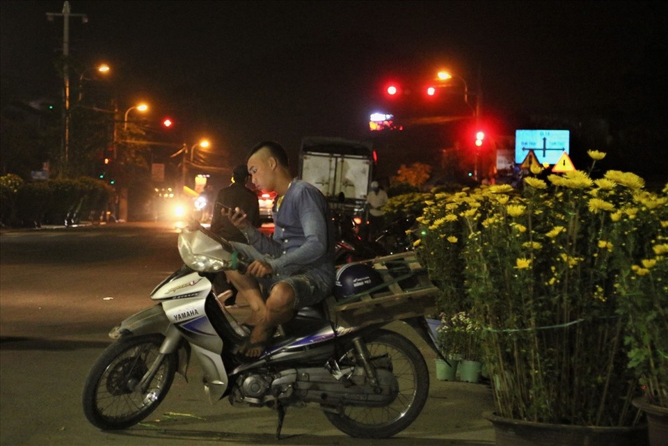Xe ôm, người bán hoa bươn bải, mải miết ngày cận Tết - 2 Xe ôm, người bán hoa bươn bải, mải miết ngày cận Tết - 2