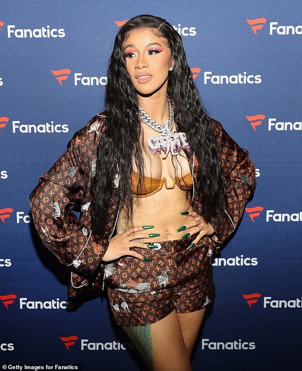 Cardi B lộ ngực căng tròn - 1 Cardi B lộ ngực căng tròn - 1