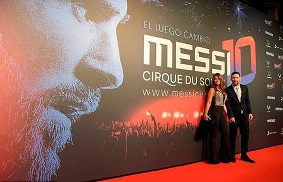 Dàn sao Barcelona vui vẻ tới ủng hộ buổi biểu diễn vinh danh Messi - 1 Dàn sao Barcelona vui vẻ tới ủng hộ buổi biểu diễn vinh danh Messi - 1