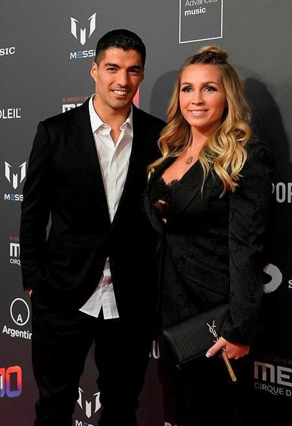 Dàn sao Barcelona vui vẻ tới ủng hộ buổi biểu diễn vinh danh Messi - 3 Dàn sao Barcelona vui vẻ tới ủng hộ buổi biểu diễn vinh danh Messi - 3