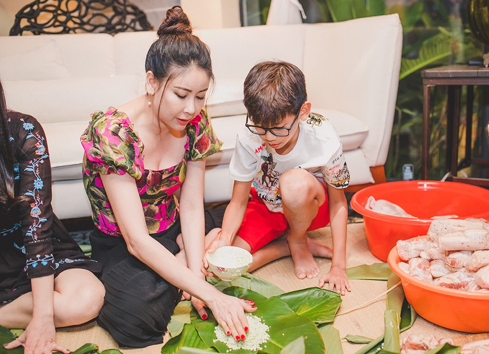 Hoa hậu Hà Kiều Anh ăn mặc giản dị cùng các con gói bánh chưng ngày Tết - 8 Hoa hậu Hà Kiều Anh ăn mặc giản dị cùng các con gói bánh chưng ngày Tết - 8