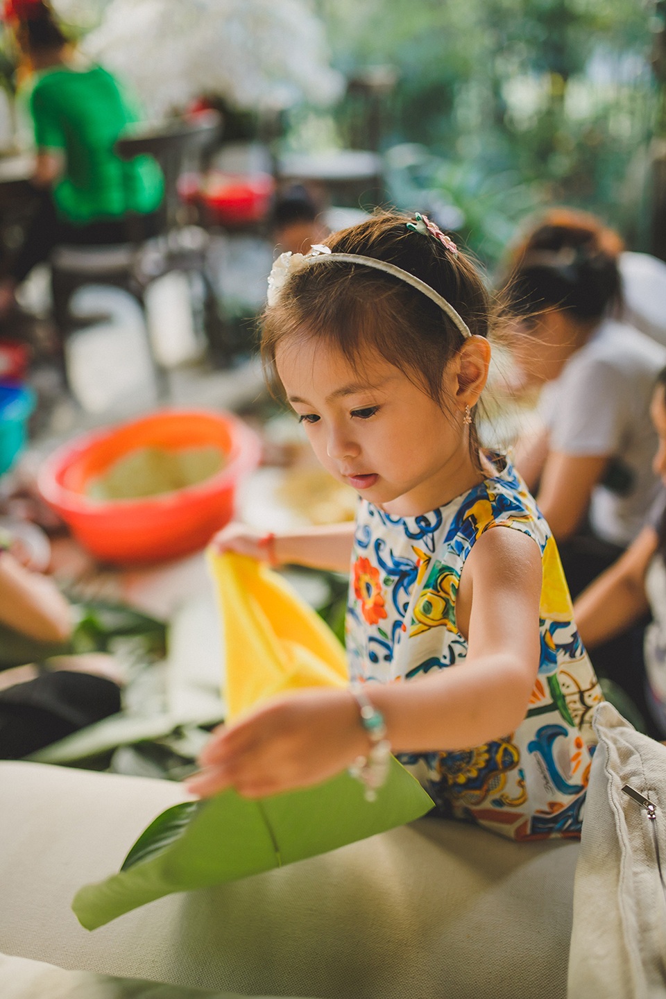 Hoa hậu Hà Kiều Anh ăn mặc giản dị cùng các con gói bánh chưng ngày Tết - 12 Hoa hậu Hà Kiều Anh ăn mặc giản dị cùng các con gói bánh chưng ngày Tết - 12