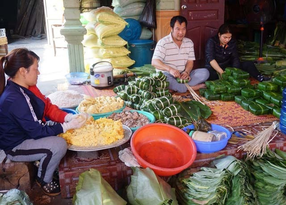 Cận Tết: Làng nghề bánh chưng tất bật, thu cả trăm triệu đồng - 2 Cận Tết: Làng nghề bánh chưng tất bật, thu cả trăm triệu đồng - 2