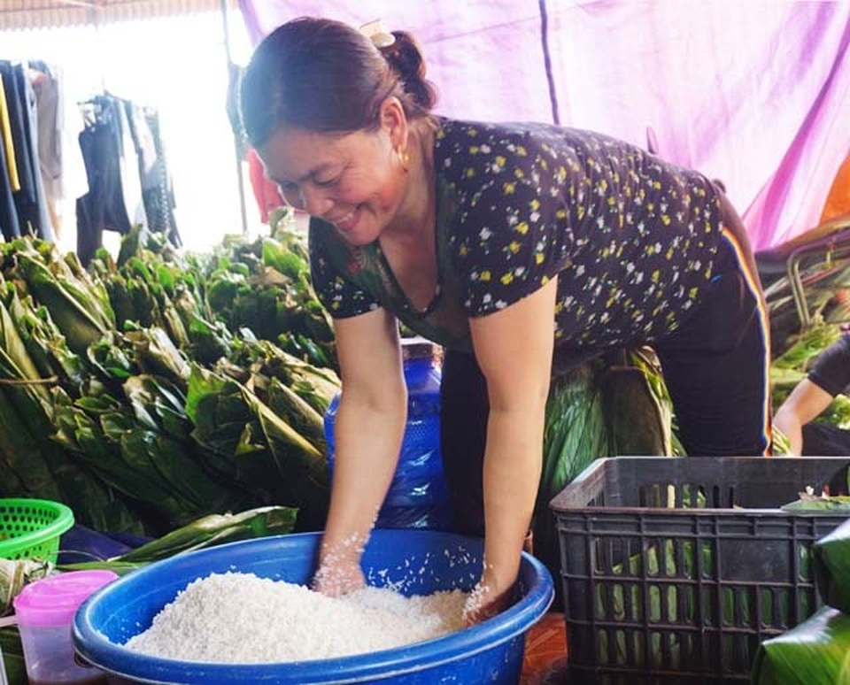 Cận Tết: Làng nghề bánh chưng tất bật, thu cả trăm triệu đồng - 3 Cận Tết: Làng nghề bánh chưng tất bật, thu cả trăm triệu đồng - 3