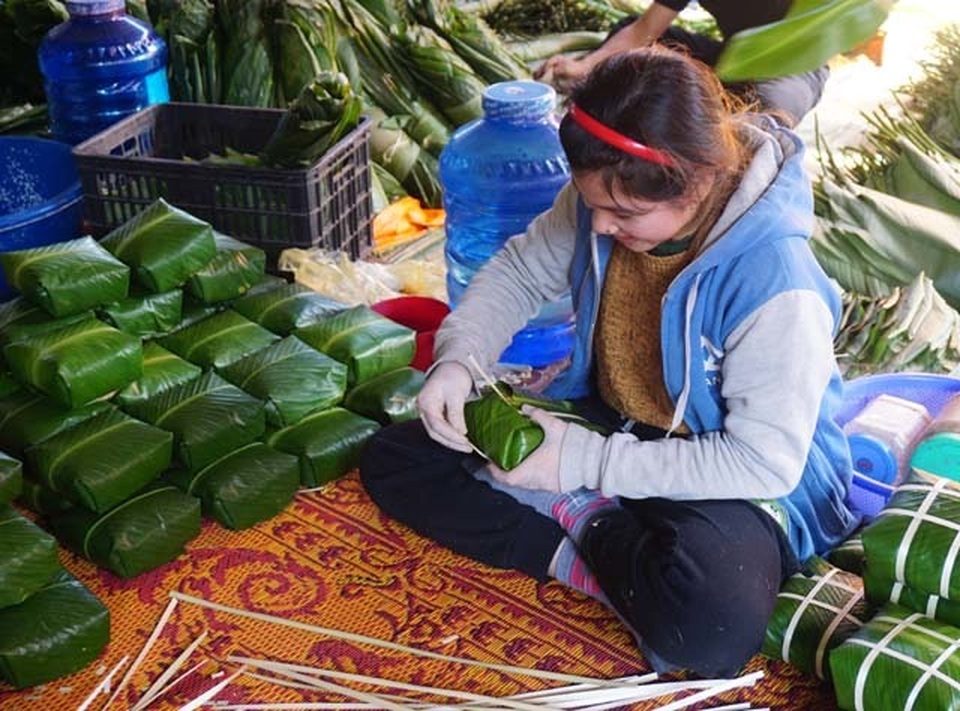 Cận Tết: Làng nghề bánh chưng tất bật, thu cả trăm triệu đồng - 9 Cận Tết: Làng nghề bánh chưng tất bật, thu cả trăm triệu đồng - 9