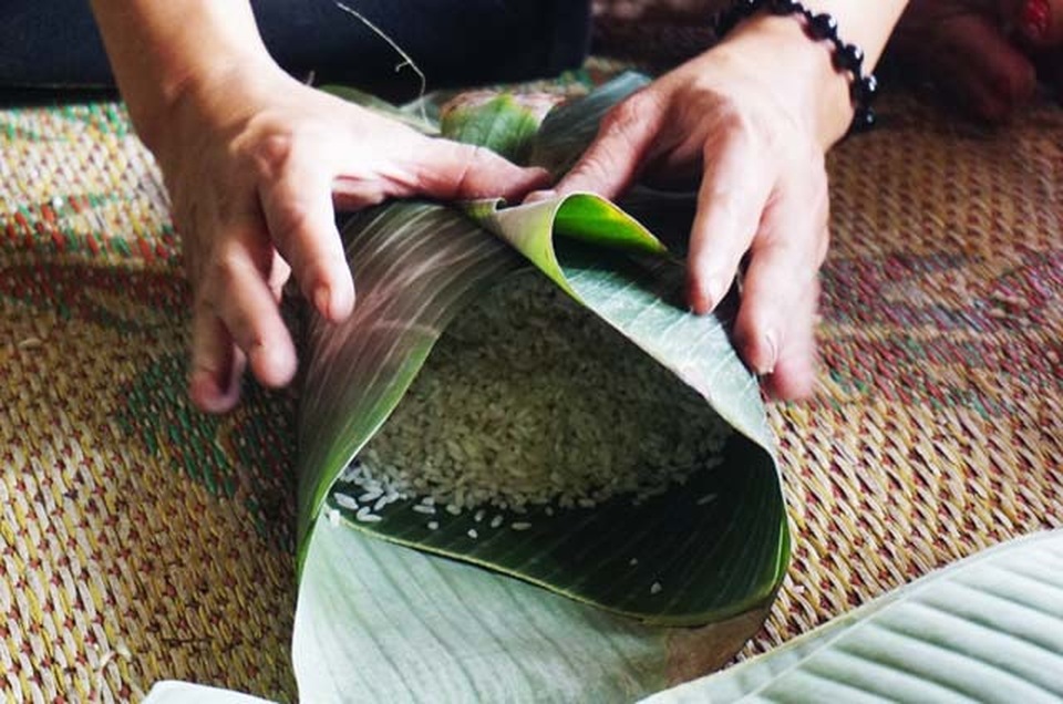 Cận Tết: Làng nghề bánh chưng tất bật, thu cả trăm triệu đồng - 7 Cận Tết: Làng nghề bánh chưng tất bật, thu cả trăm triệu đồng - 7