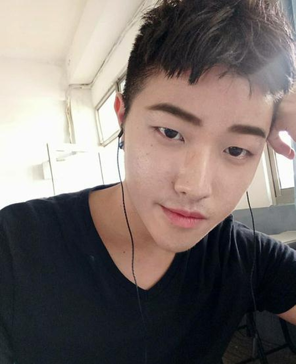 Thiếu niên xấu xí hóa hot boy đốn tim các cô gái chỉ nhờ... trang điểm - 3 Thiếu niên xấu xí hóa hot boy đốn tim các cô gái chỉ nhờ... trang điểm - 3