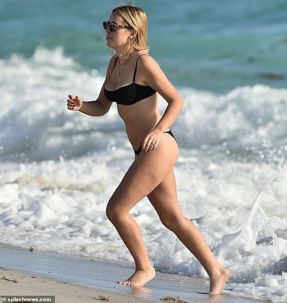 Ngưỡng mộ làn da trắng nõn của Tanya Burr  - 2