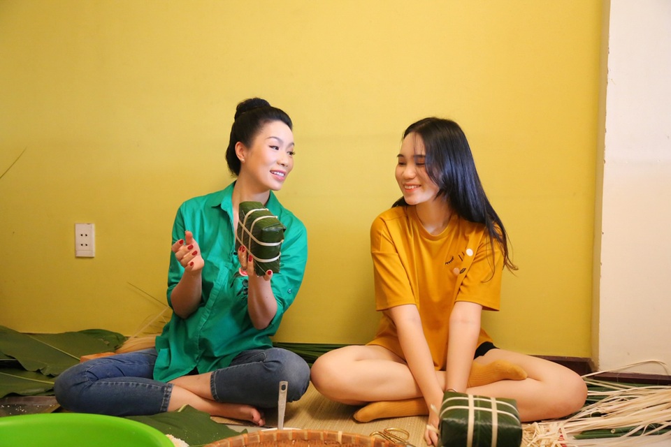 Trịnh Kim Chi cùng gia đình quây quần gói bánh chưng ngày Tết - 3 Trịnh Kim Chi cùng gia đình quây quần gói bánh chưng ngày Tết - 3