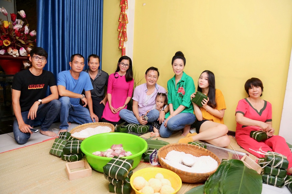 Trịnh Kim Chi cùng gia đình quây quần gói bánh chưng ngày Tết - 5 Trịnh Kim Chi cùng gia đình quây quần gói bánh chưng ngày Tết - 5