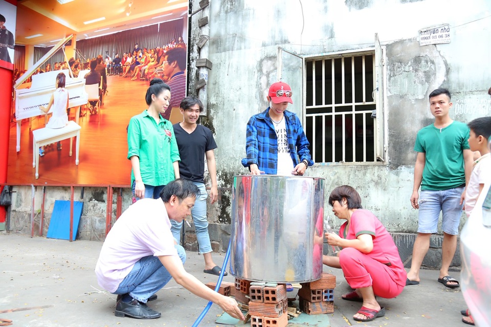 Trịnh Kim Chi cùng gia đình quây quần gói bánh chưng ngày Tết - 6 Trịnh Kim Chi cùng gia đình quây quần gói bánh chưng ngày Tết - 6