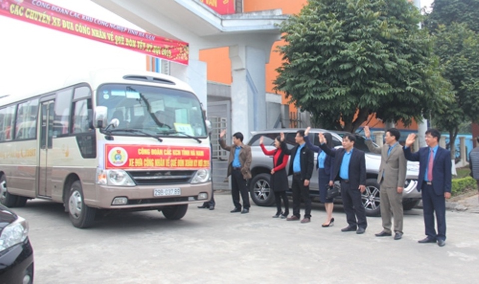 Hà Nam: Đưa 30 chuyến xe chở gần 1.000 công nhân về quê đón Tết - 1 Hà Nam: Đưa 30 chuyến xe chở gần 1.000 công nhân về quê đón Tết - 1