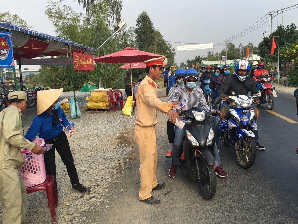Công an Đồng Tháp tặng nước suối, khăn lạnh... giải nhiệt cho người đi đường - 7 Công an Đồng Tháp tặng nước suối, khăn lạnh... giải nhiệt cho người đi đường - 7