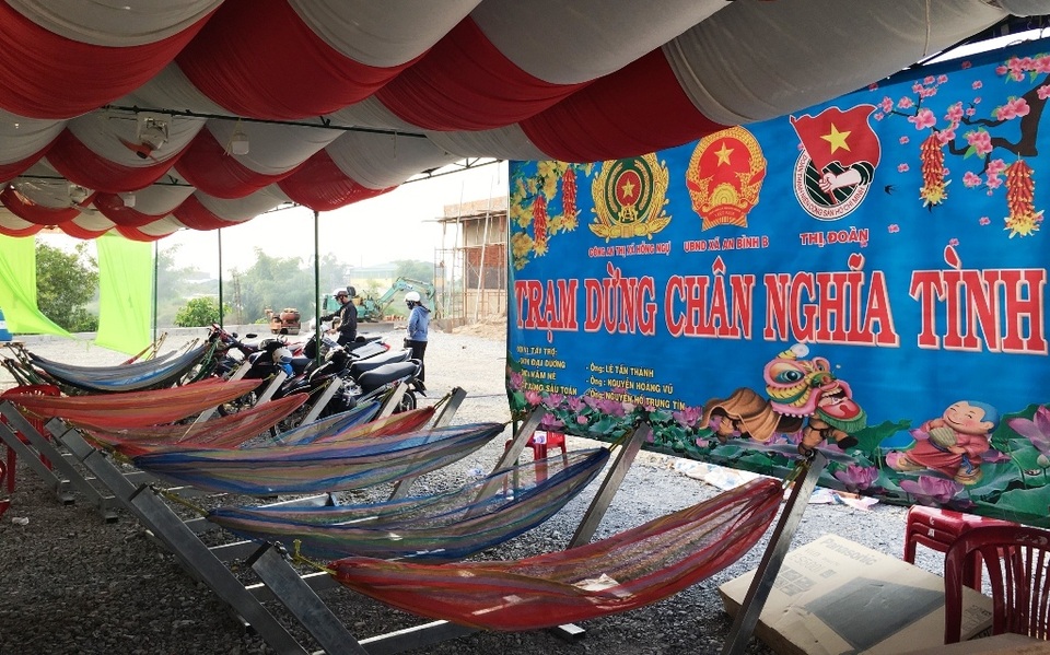 Công an Đồng Tháp tặng nước suối, khăn lạnh... giải nhiệt cho người đi đường - 3 Công an Đồng Tháp tặng nước suối, khăn lạnh... giải nhiệt cho người đi đường - 3
