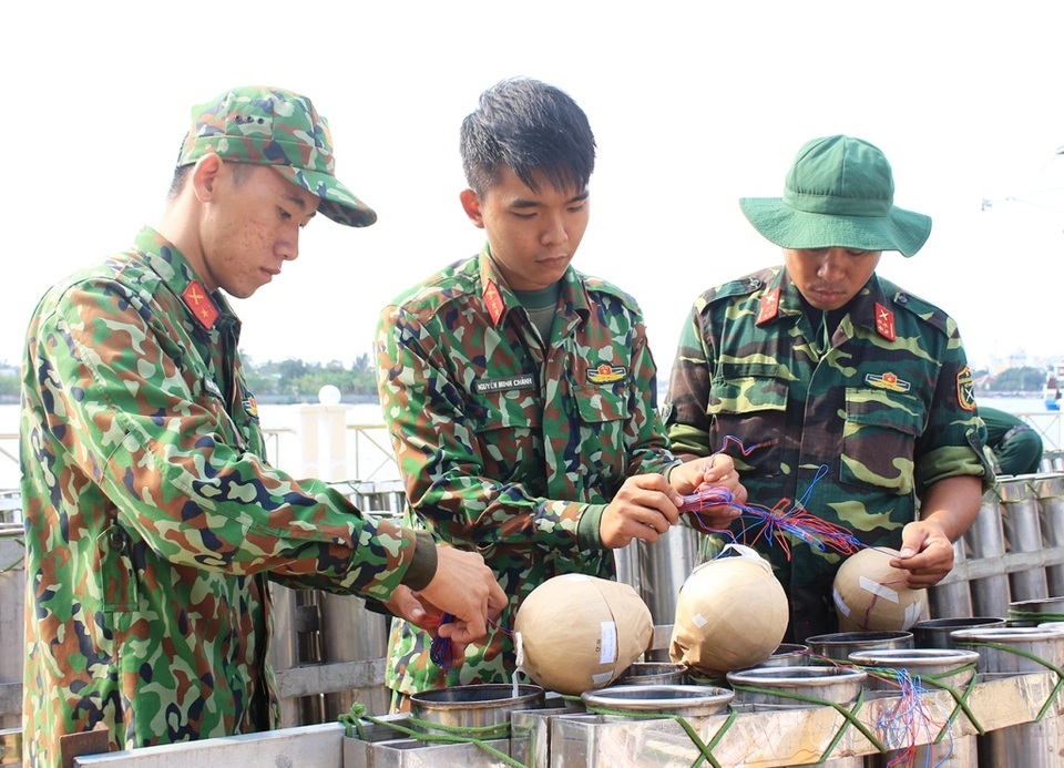 Cần Thơ: Hoàn tất công đoạn cuối cho màn bắn pháo hoa đêm Giao thừa - 6 Cần Thơ: Hoàn tất công đoạn cuối cho màn bắn pháo hoa đêm Giao thừa - 6