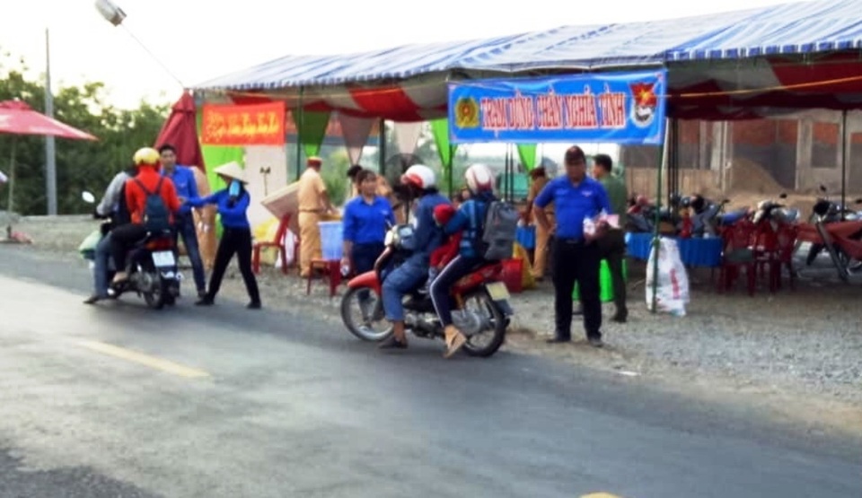 Công an Đồng Tháp tặng nước suối, khăn lạnh... giải nhiệt cho người đi đường - 6 Công an Đồng Tháp tặng nước suối, khăn lạnh... giải nhiệt cho người đi đường - 6