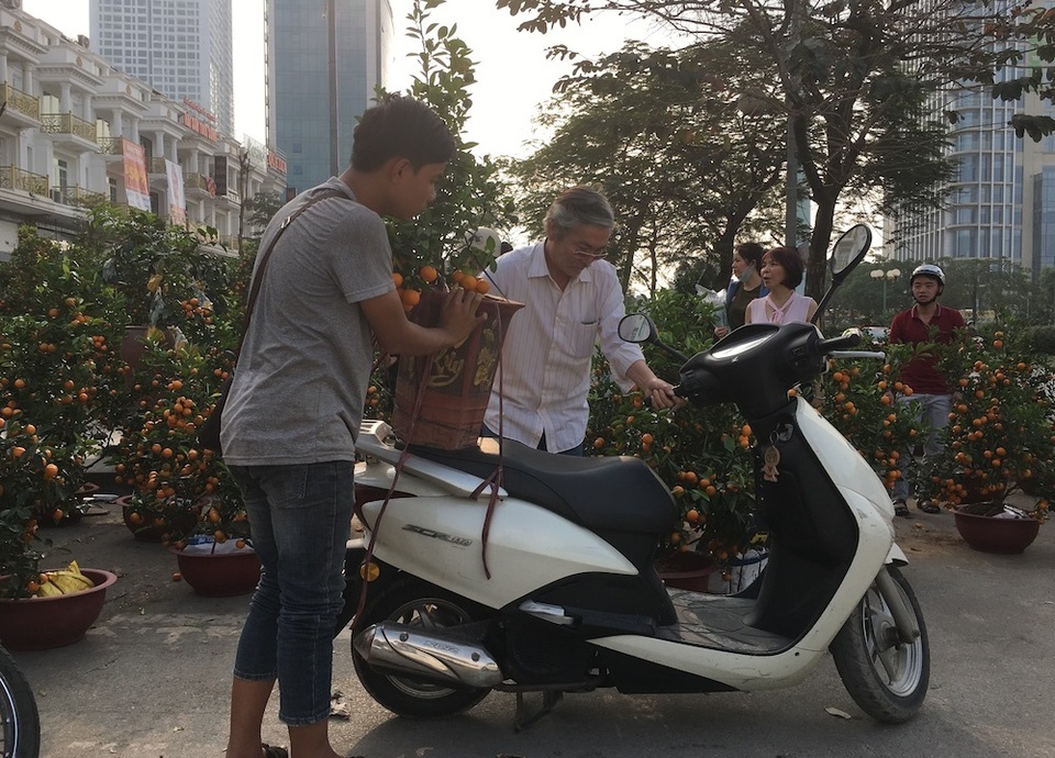 Tấp nập mua đào, quất giá rẻ chiều 30 Tết - 6 Tấp nập mua đào, quất giá rẻ chiều 30 Tết - 6