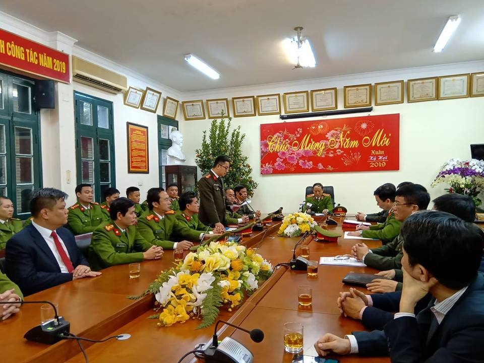 cong an ha noi.jpg cong an ha noi.jpg