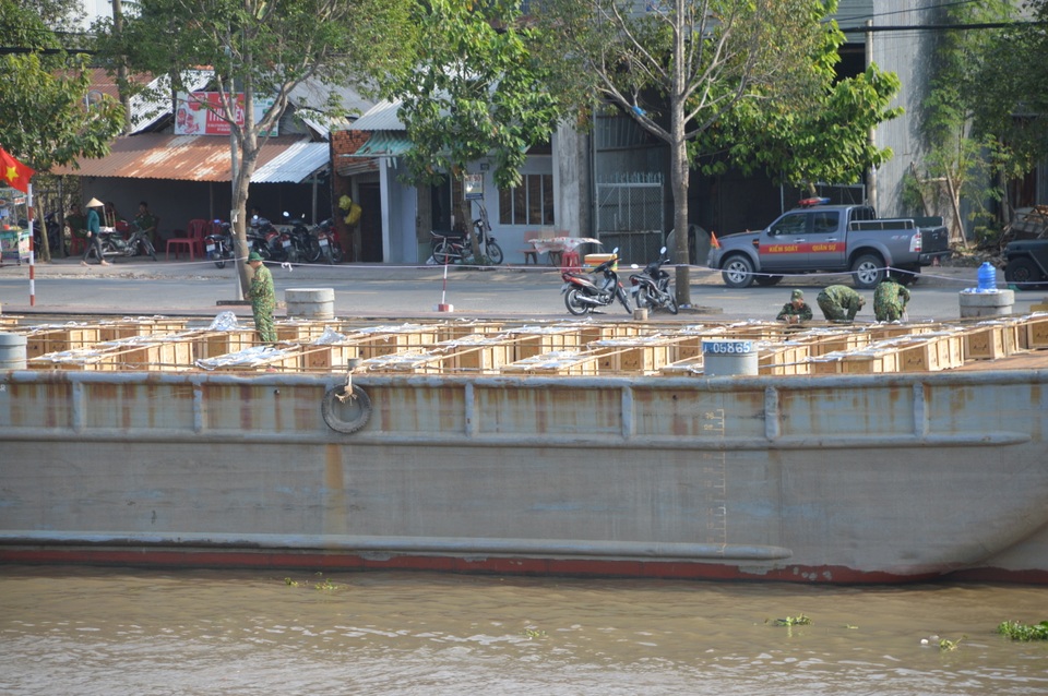 Các chiến sĩ quân sự đang hoàn tất các khâu để chuẩn bị khai hỏa giàn pháo hoa phục vụ nhân dân xem đón giao thừa năm mới.