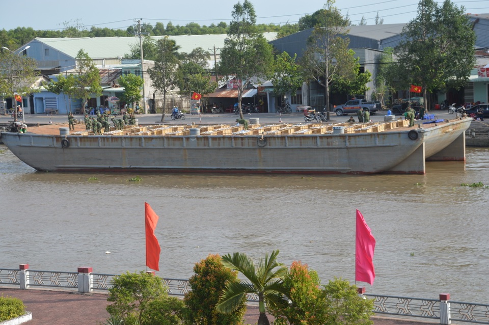 Sà lan nổi trên sông để các giàn pháo hoa.