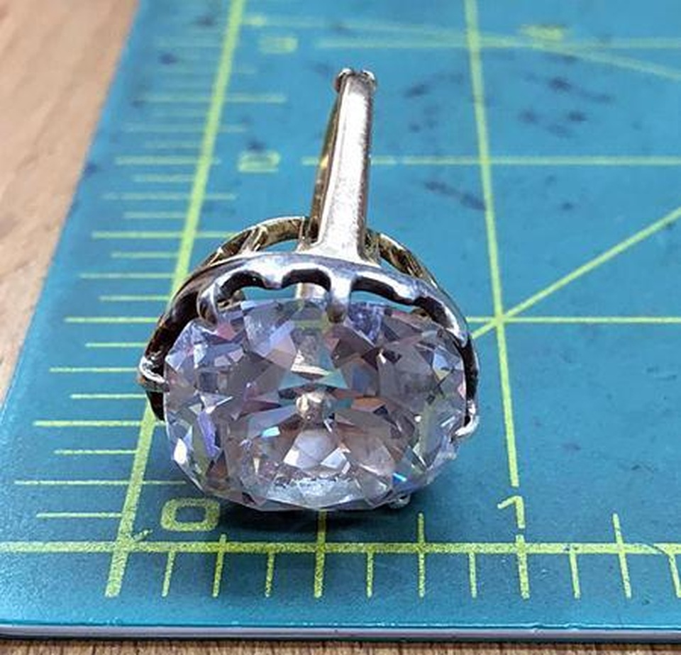 Nhẫn bèo để “mốc” 33 năm hóa ra là kim cương trị giá hàng chục tỷ đồng - 2 Nhẫn bèo để “mốc” 33 năm hóa ra là kim cương trị giá hàng chục tỷ đồng - 2