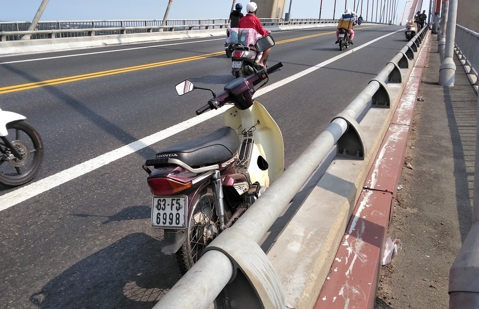 Người đàn ông nhảy cầu Rạch Miễu tự vẫn chiều 30 tết - 1 Người đàn ông nhảy cầu Rạch Miễu tự vẫn chiều 30 tết - 1