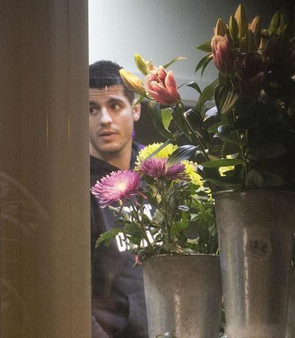 Rời “địa ngục” Chelsea, Morata hạnh phúc mua hoa tặng vợ yêu - 1 Rời “địa ngục” Chelsea, Morata hạnh phúc mua hoa tặng vợ yêu - 1