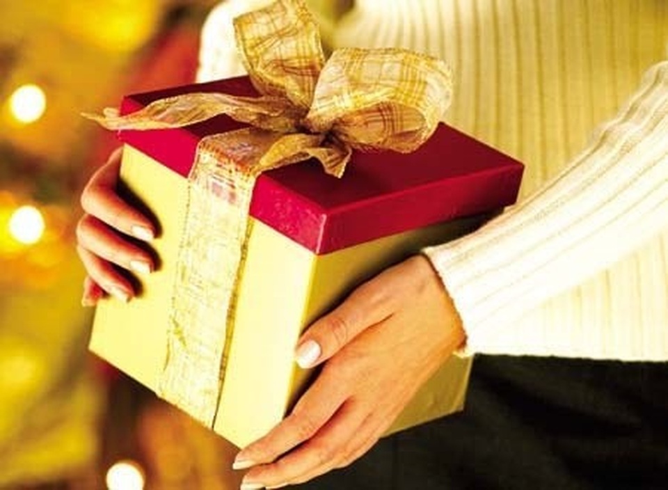 Vợ chồng mất Tết vì mua quà biếu sếp - 1