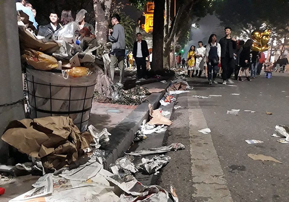 Rác phủ kín bờ hồ Hoàn Kiếm sau màn bắn pháo hoa đón năm mới - 3 Rác phủ kín bờ hồ Hoàn Kiếm sau màn bắn pháo hoa đón năm mới - 3