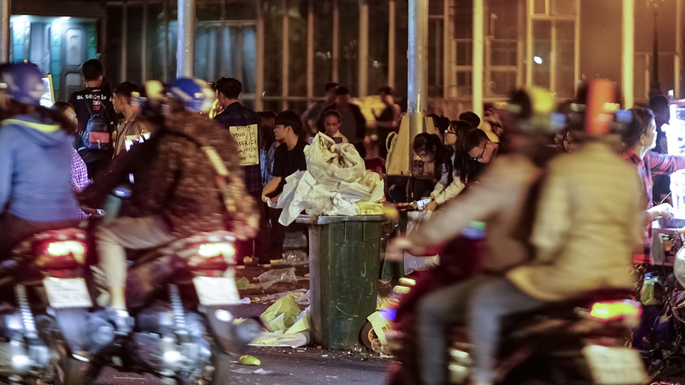 Bỏ đi suy nghĩ, cứ xả rác rồi cũng có... người dọn! - 8 Bỏ đi suy nghĩ, cứ xả rác rồi cũng có... người dọn! - 8