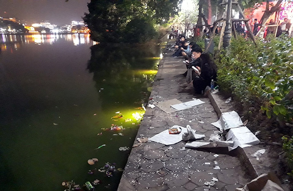 Rác phủ kín bờ hồ Hoàn Kiếm sau màn bắn pháo hoa đón năm mới - 7 Rác phủ kín bờ hồ Hoàn Kiếm sau màn bắn pháo hoa đón năm mới - 7