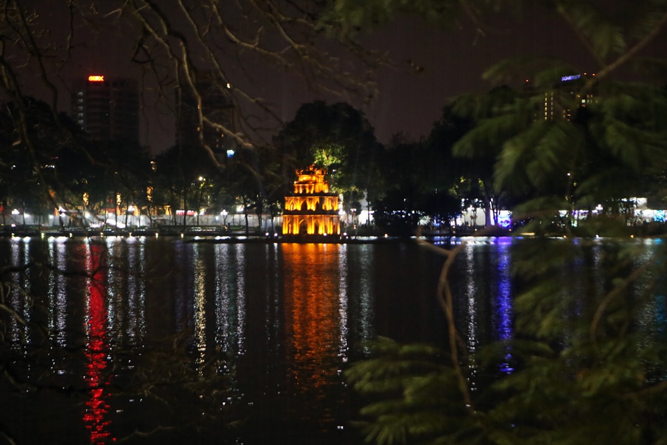 Pháo hoa rực sáng bầu trời hồ Gươm trong đêm giao thừa - 4 Pháo hoa rực sáng bầu trời hồ Gươm trong đêm giao thừa - 4