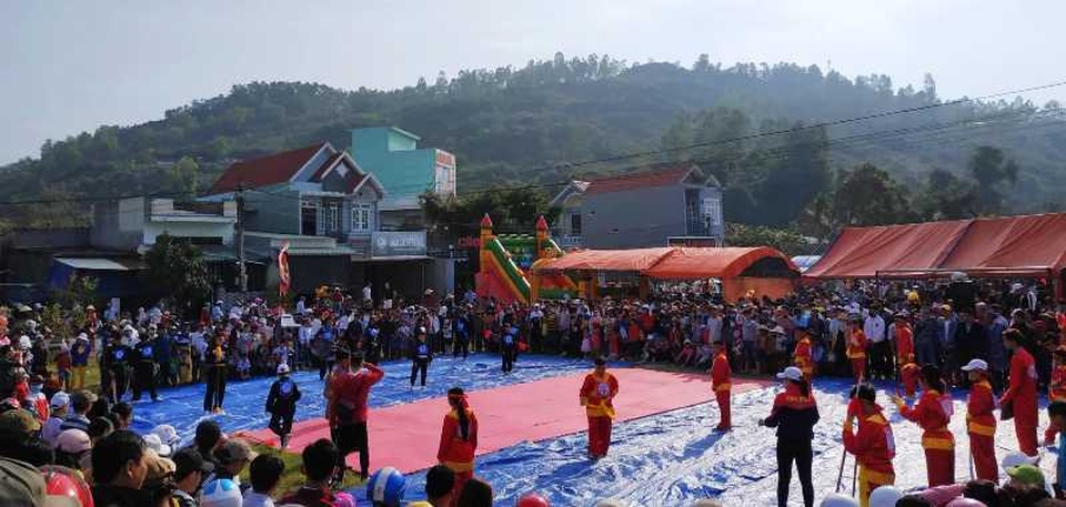 Phiên chợ họp lúc tờ mờ sáng mùng 1 Tết, mua lộc cầu may - 3 Phiên chợ họp lúc tờ mờ sáng mùng 1 Tết, mua lộc cầu may - 3