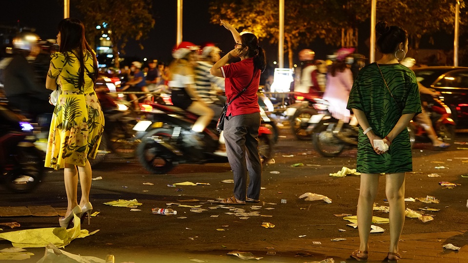 Bỏ đi suy nghĩ, cứ xả rác rồi cũng có... người dọn! - 11 Bỏ đi suy nghĩ, cứ xả rác rồi cũng có... người dọn! - 11