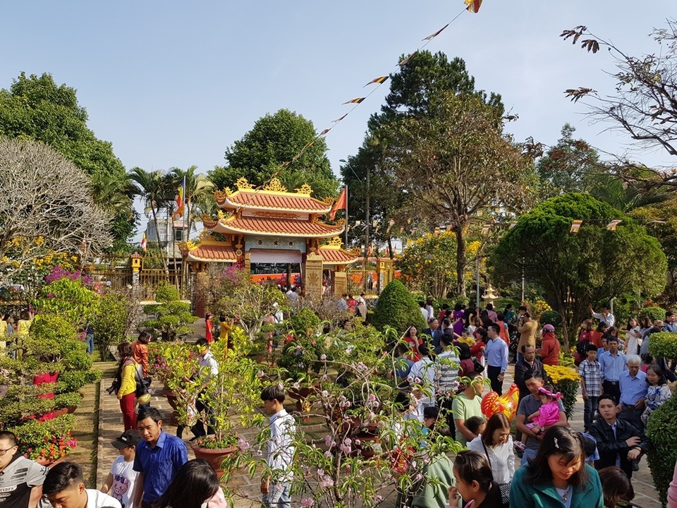 Người dân Huế, Đắc Lắc đến chùa cầu an mùng 1 Tết - 17 Người dân Huế, Đắc Lắc đến chùa cầu an mùng 1 Tết - 17