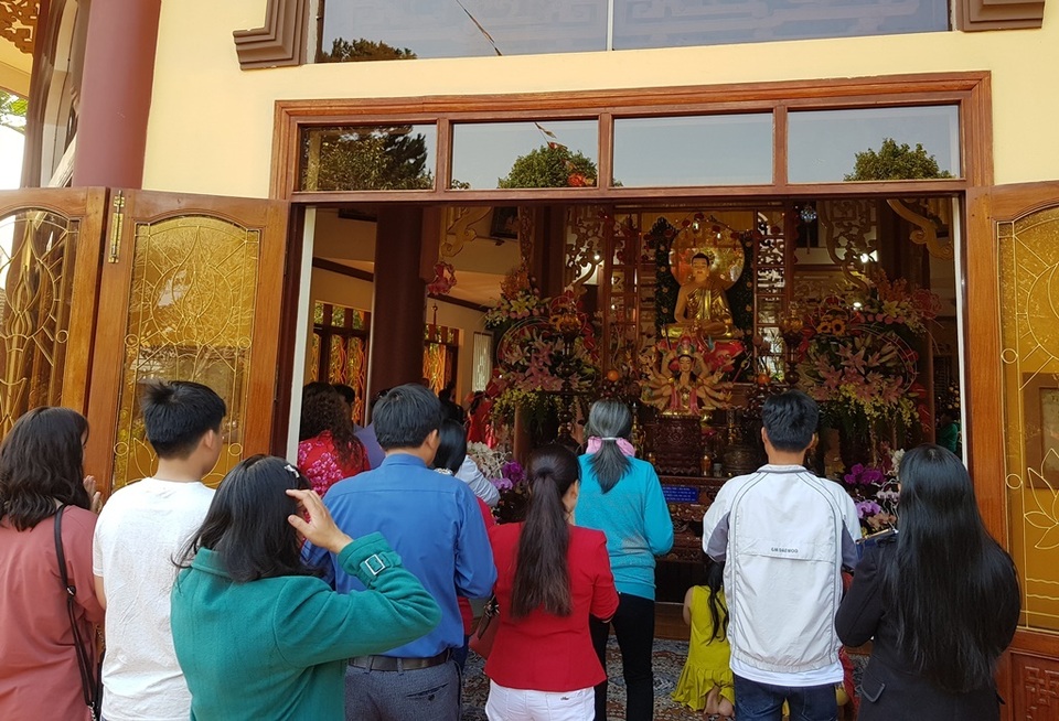 Người dân Huế, Đắc Lắc đến chùa cầu an mùng 1 Tết - 15 Người dân Huế, Đắc Lắc đến chùa cầu an mùng 1 Tết - 15