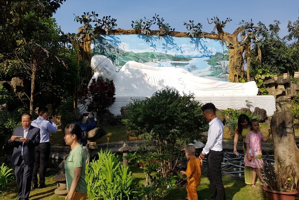 Người dân Huế, Đắc Lắc đến chùa cầu an mùng 1 Tết - 18 Người dân Huế, Đắc Lắc đến chùa cầu an mùng 1 Tết - 18