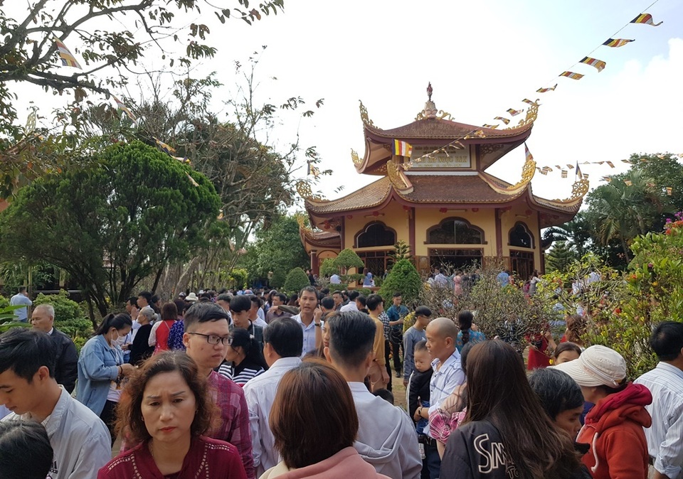 Người dân Huế, Đắc Lắc đến chùa cầu an mùng 1 Tết - 20 Người dân Huế, Đắc Lắc đến chùa cầu an mùng 1 Tết - 20