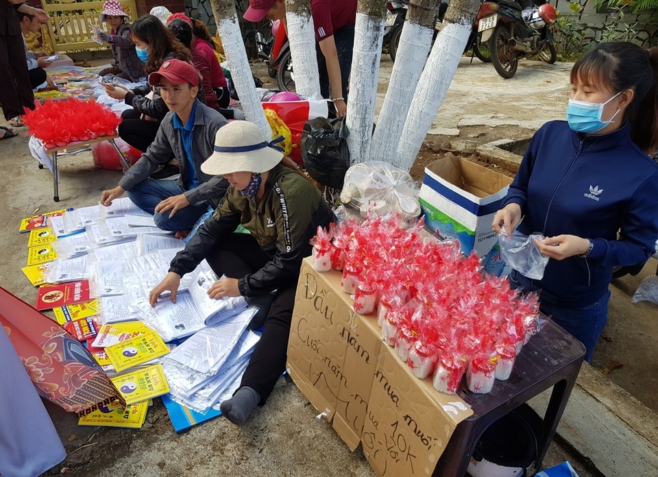 Người dân Huế, Đắc Lắc đến chùa cầu an mùng 1 Tết - 22 Người dân Huế, Đắc Lắc đến chùa cầu an mùng 1 Tết - 22