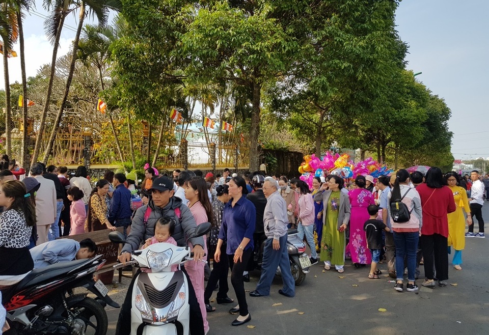 Người dân Huế, Đắc Lắc đến chùa cầu an mùng 1 Tết - 23 Người dân Huế, Đắc Lắc đến chùa cầu an mùng 1 Tết - 23